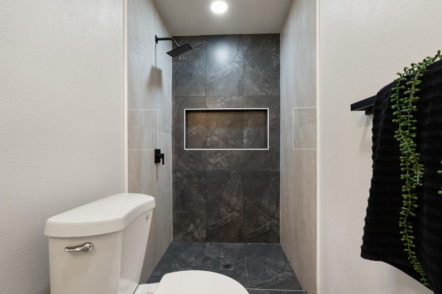 332 Hinkley Ave, Oakdale, CA 95361