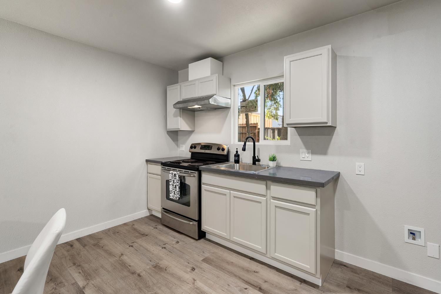 332 Hinkley Ave, Oakdale, CA 95361