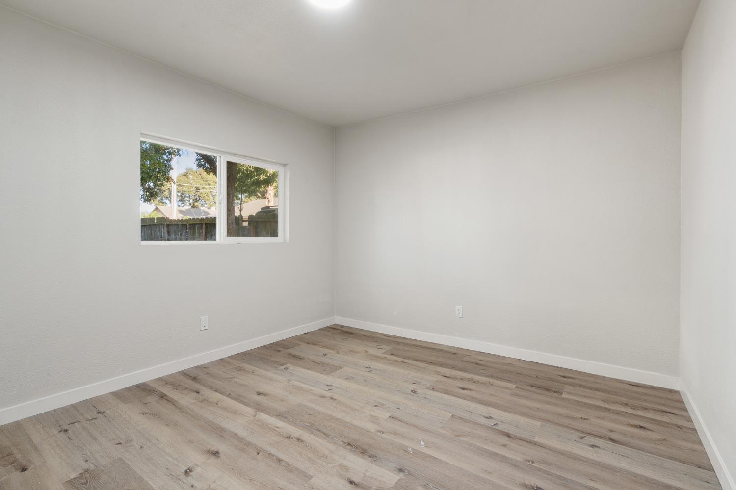 332 Hinkley Ave, Oakdale, CA 95361