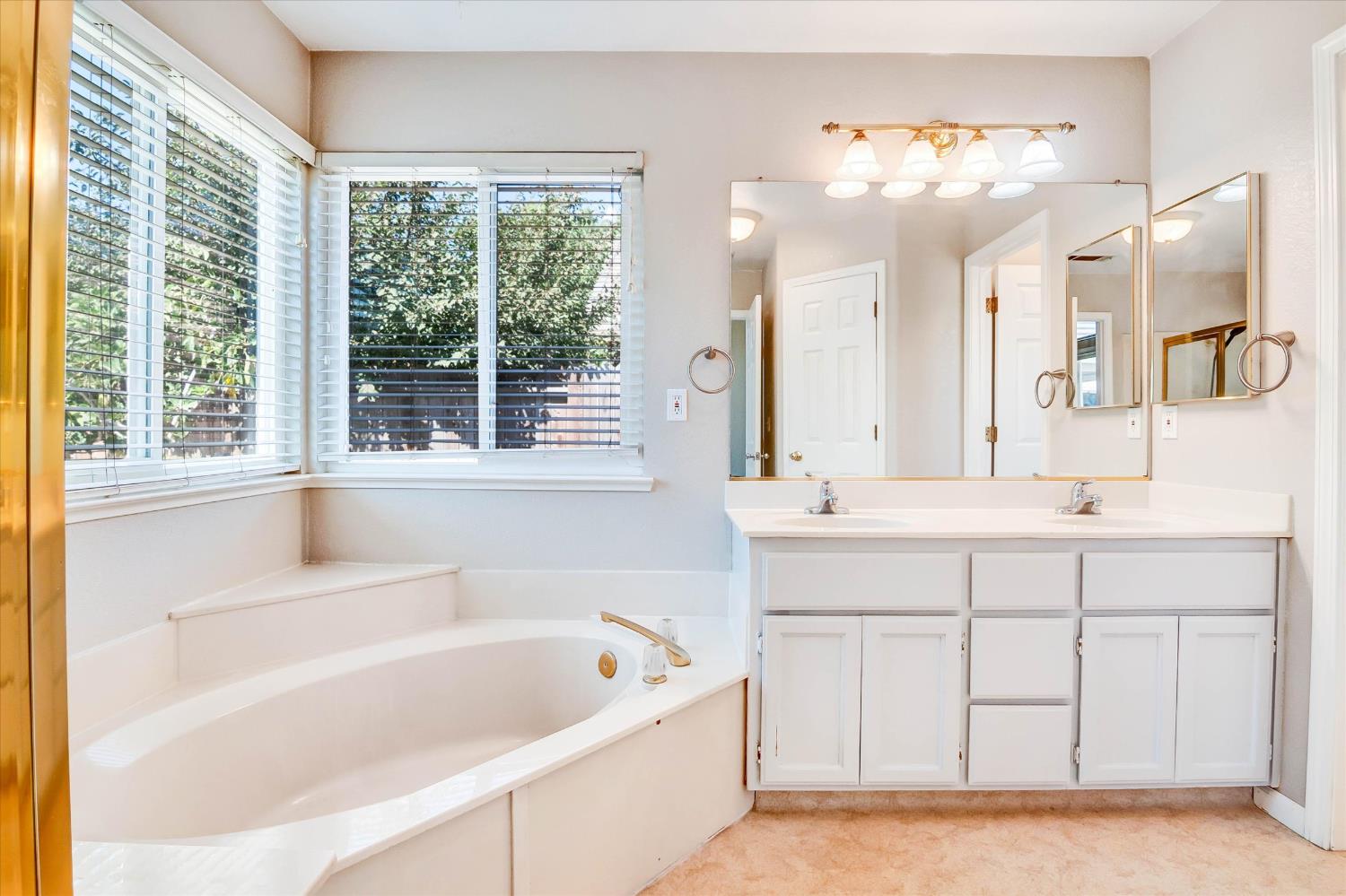 521 Pecan Dr, Ripon, CA 95366