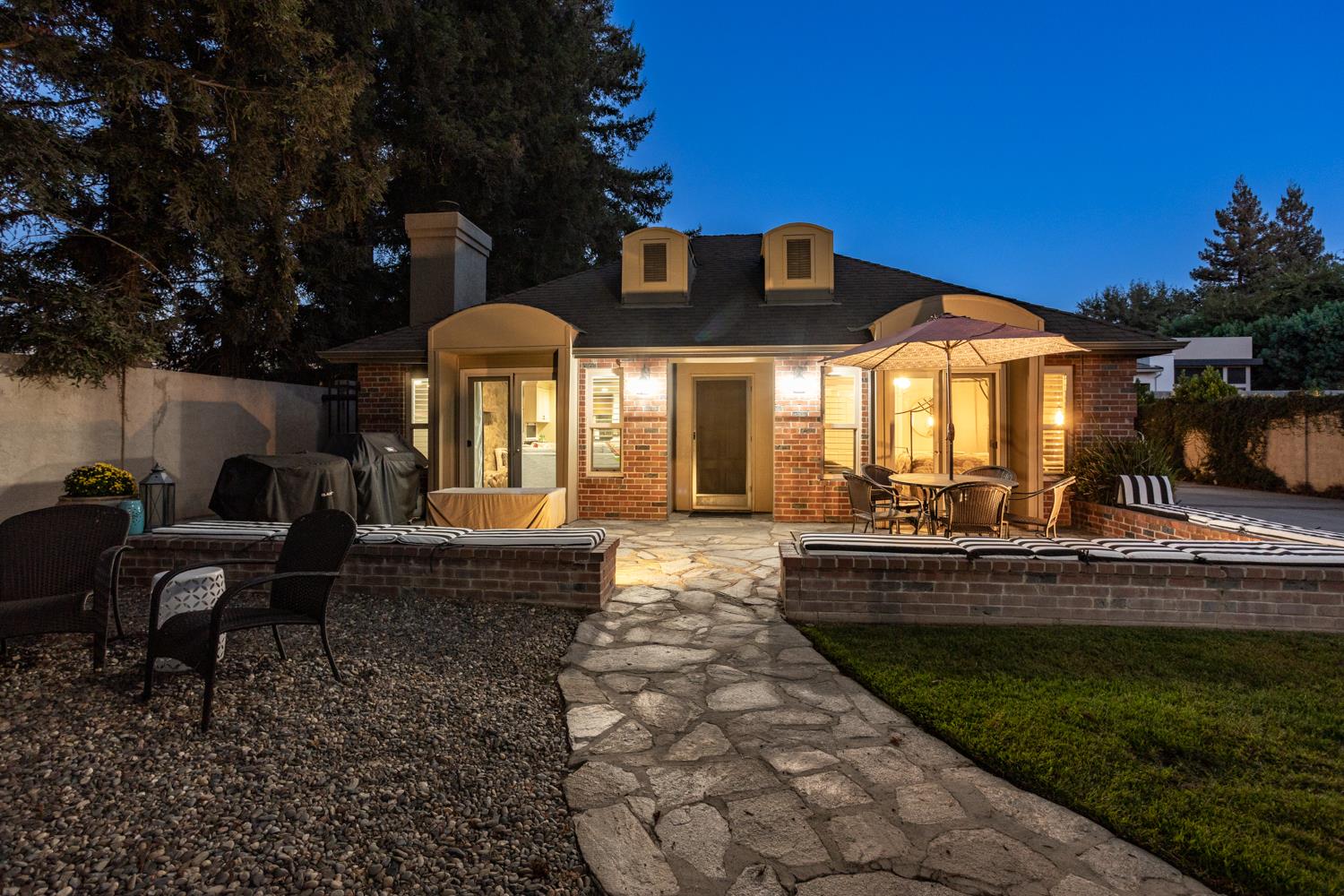 6980 Hillcrest Dr, Modesto, CA 95356