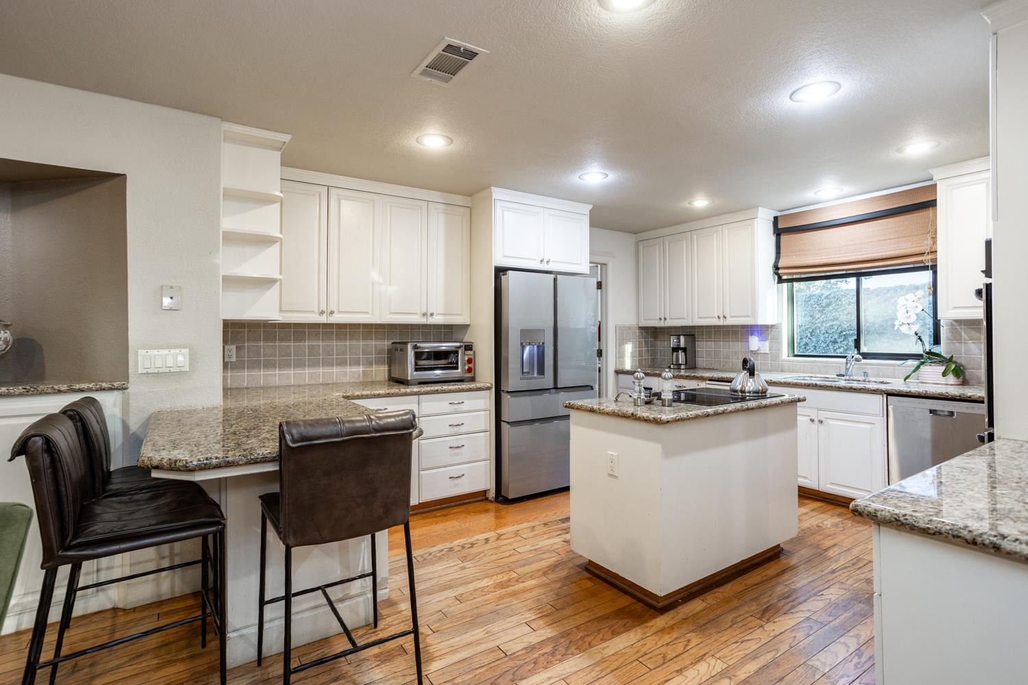 6980 Hillcrest Dr, Modesto, CA 95356