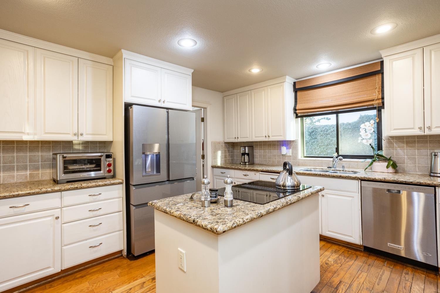 6980 Hillcrest Dr, Modesto, CA 95356