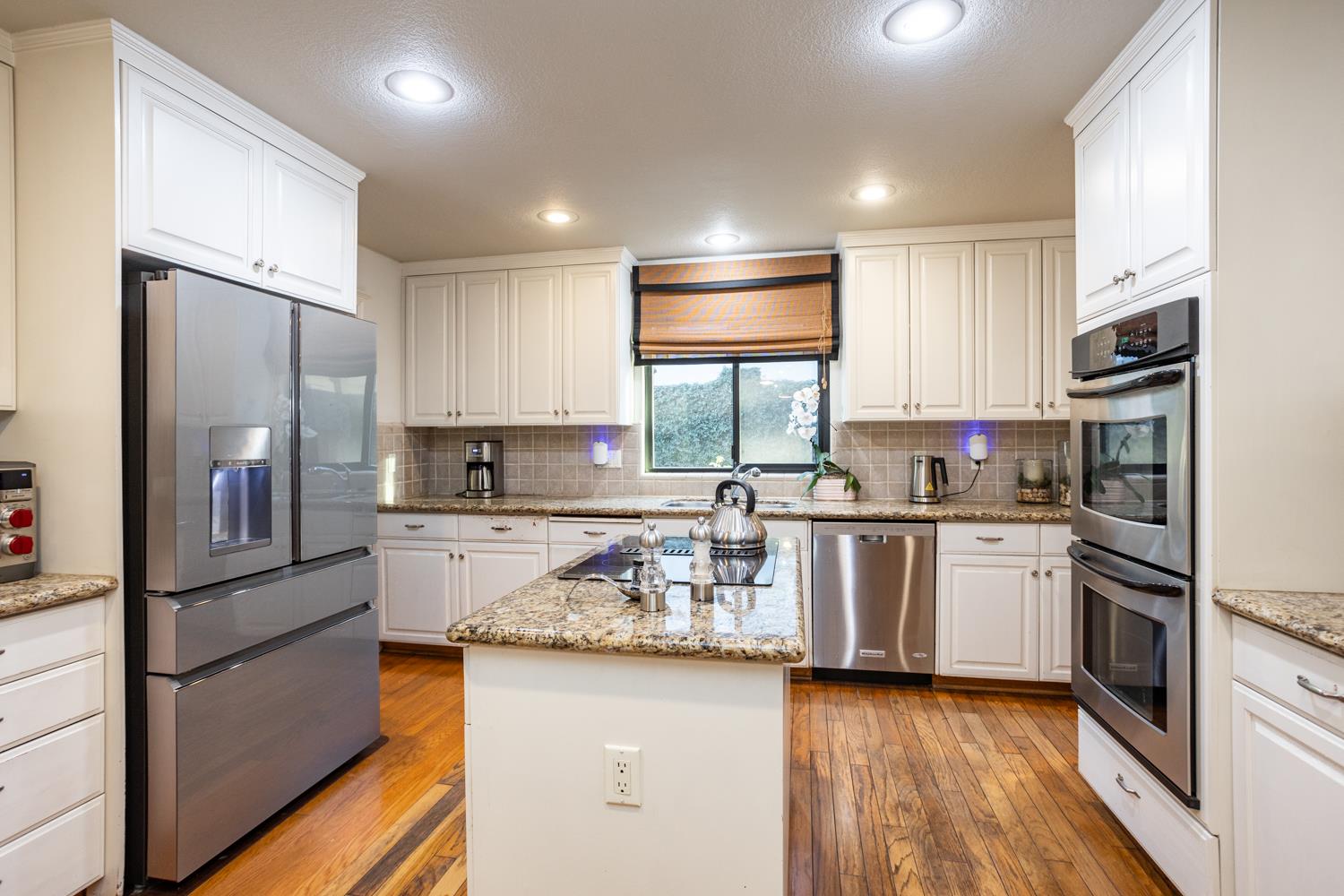 6980 Hillcrest Dr, Modesto, CA 95356