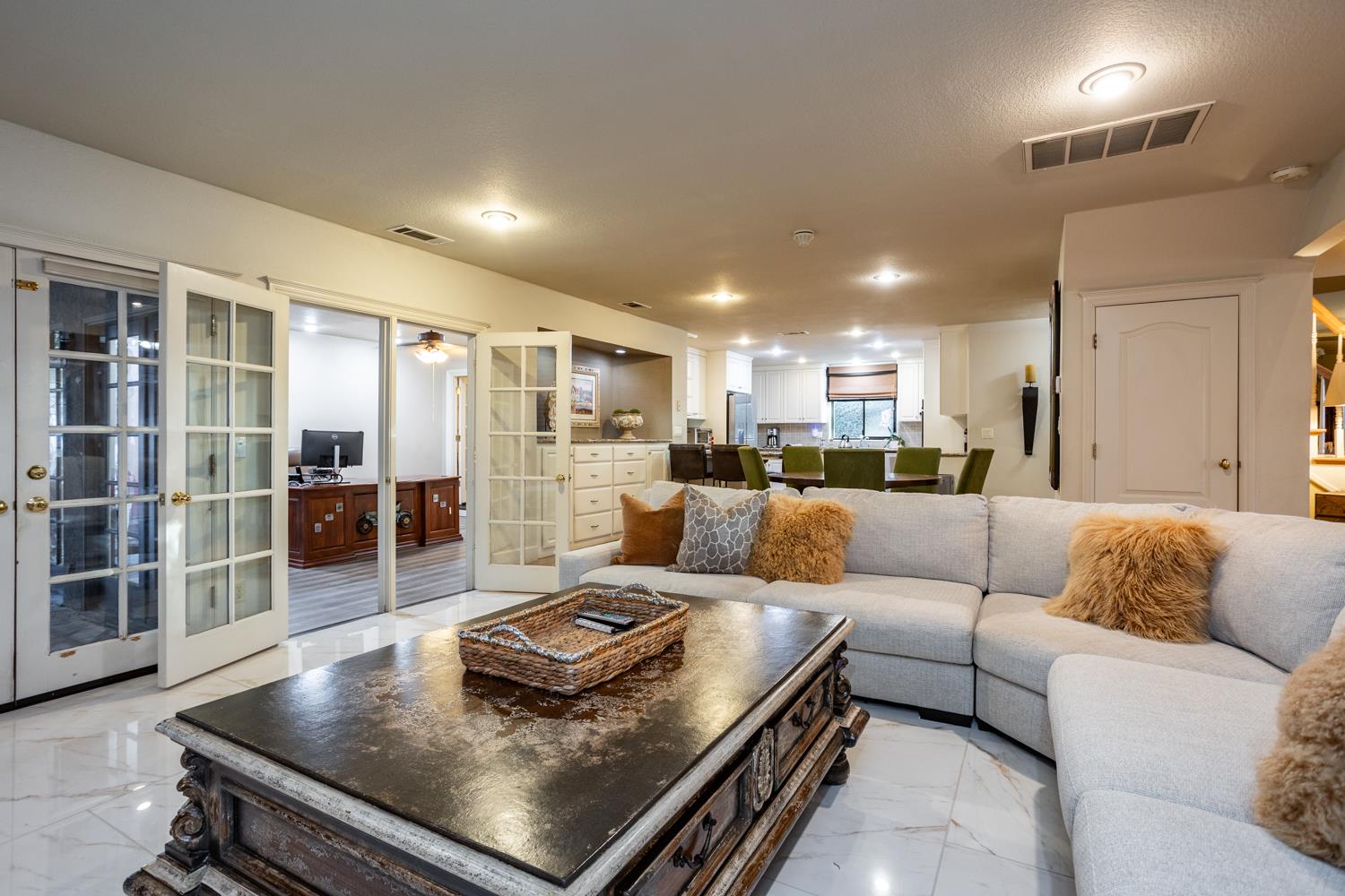 6980 Hillcrest Dr, Modesto, CA 95356