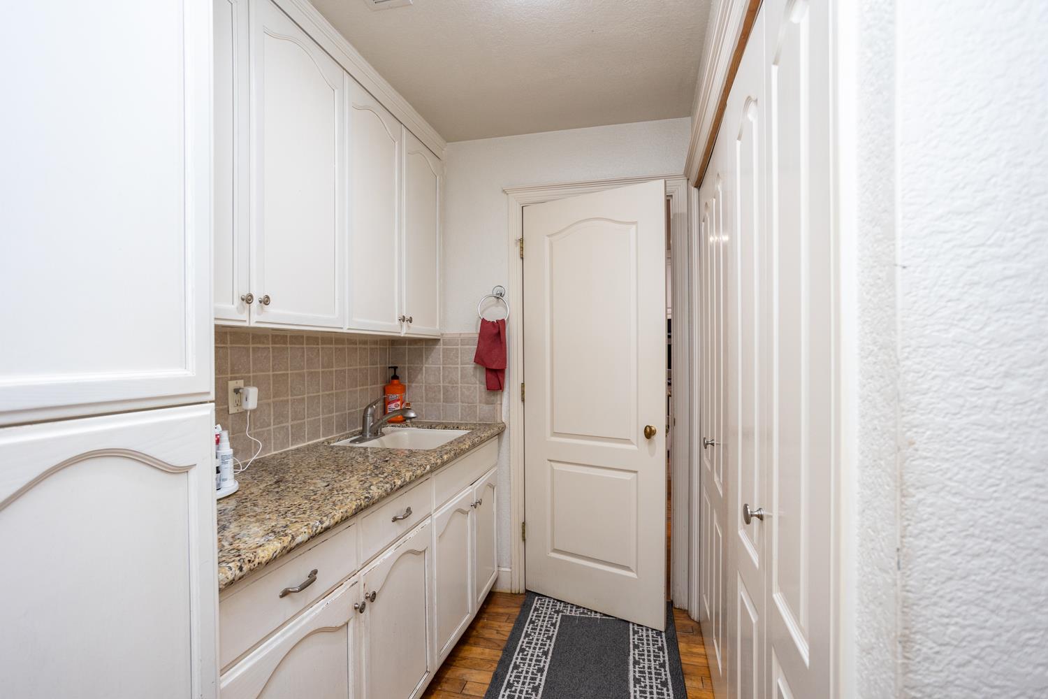 6980 Hillcrest Dr, Modesto, CA 95356
