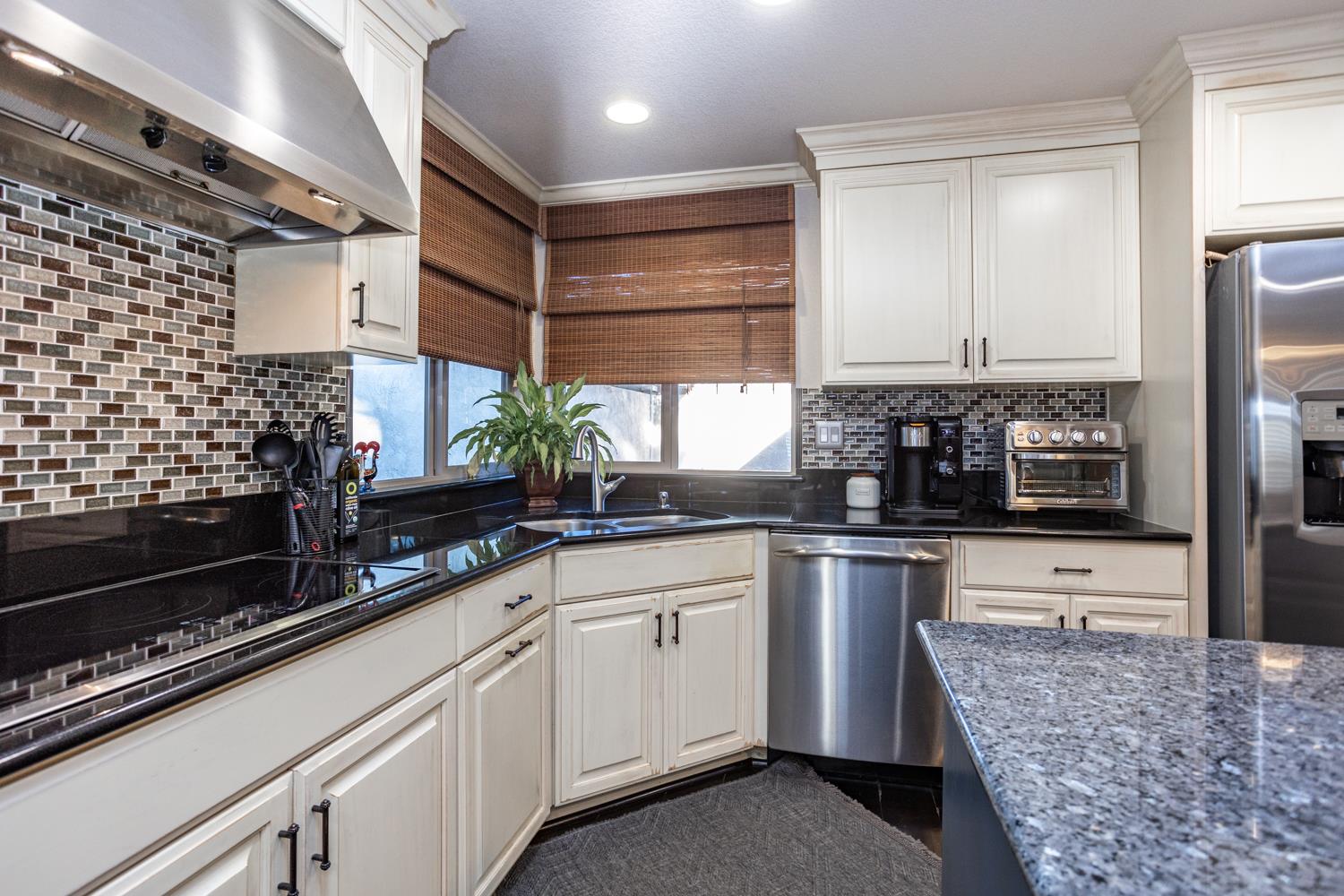 6980 Hillcrest Dr, Modesto, CA 95356