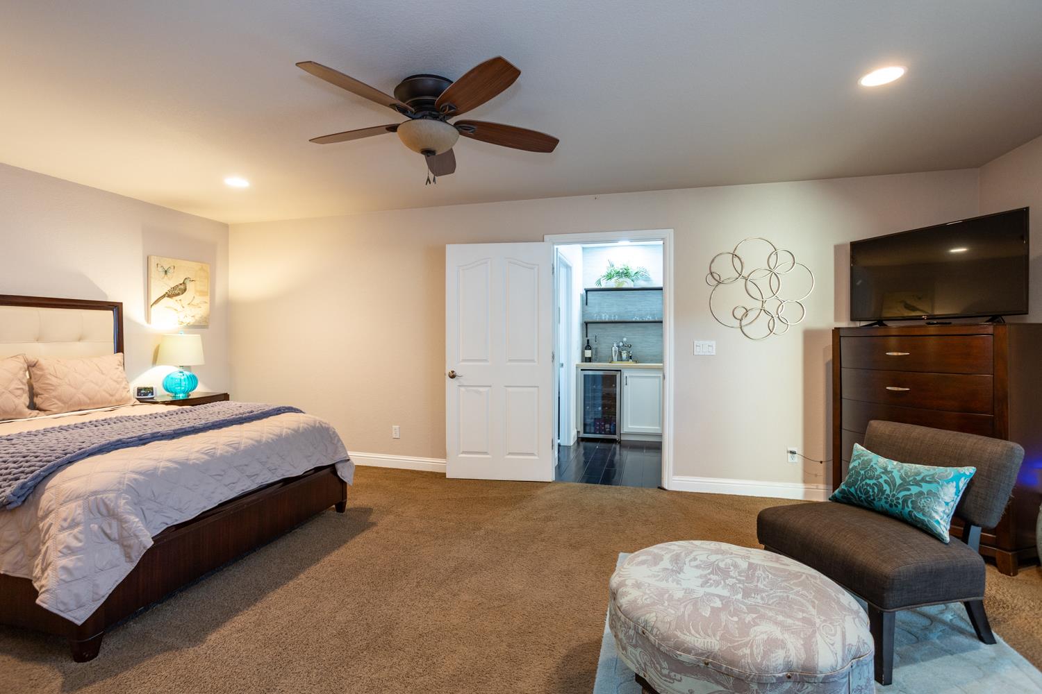 6980 Hillcrest Dr, Modesto, CA 95356