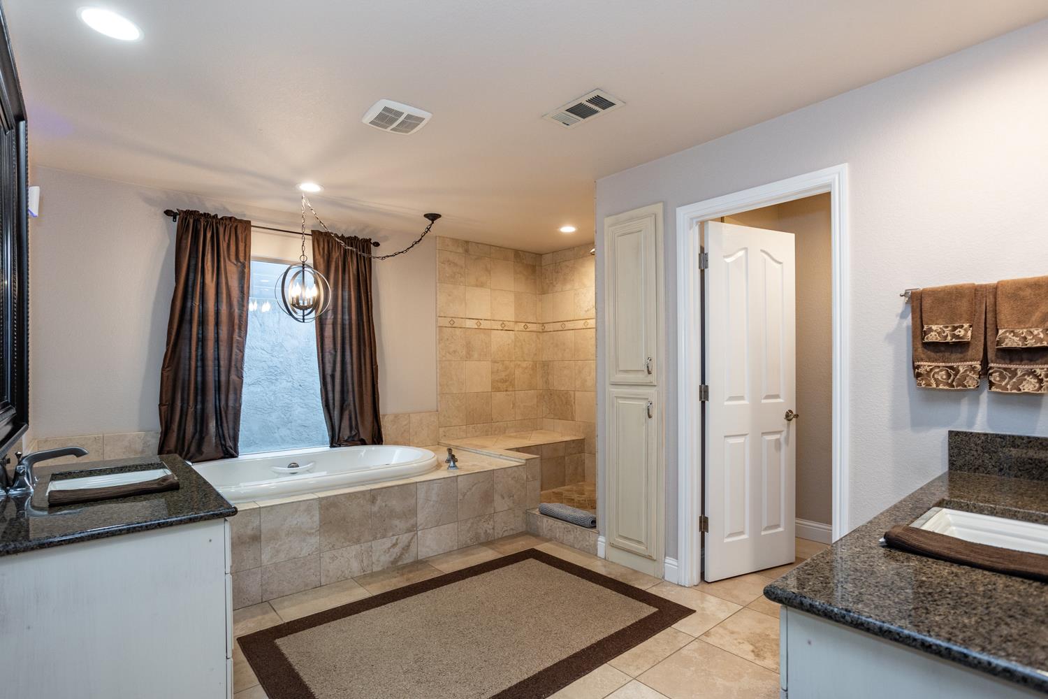 6980 Hillcrest Dr, Modesto, CA 95356