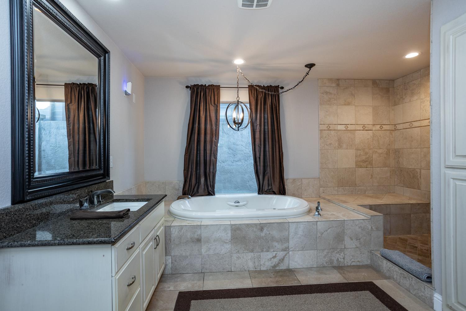 6980 Hillcrest Dr, Modesto, CA 95356