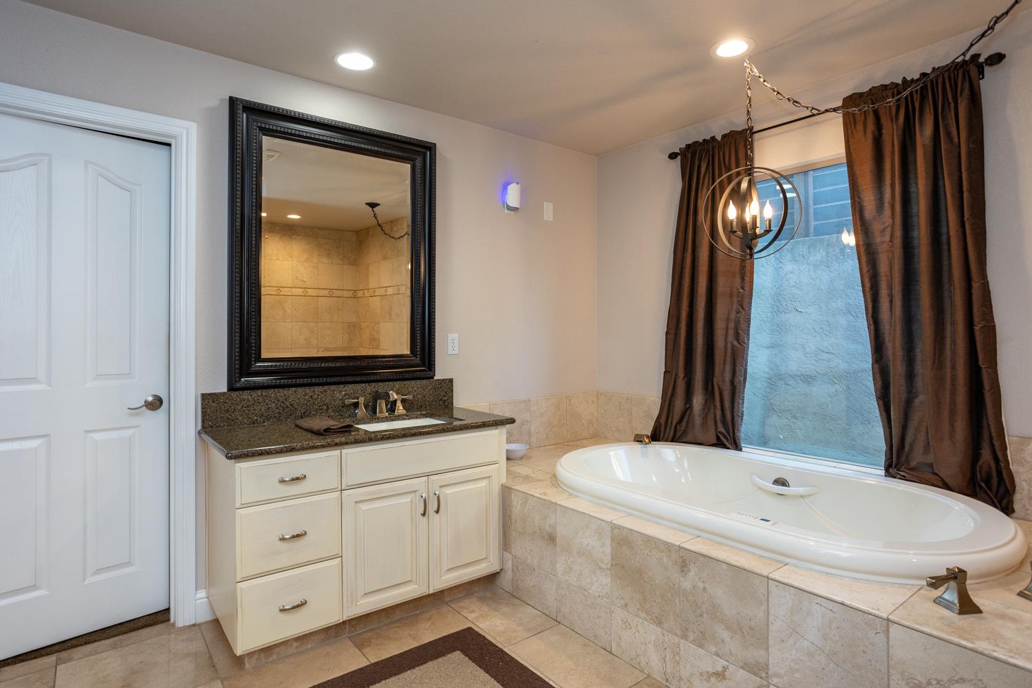 6980 Hillcrest Dr, Modesto, CA 95356