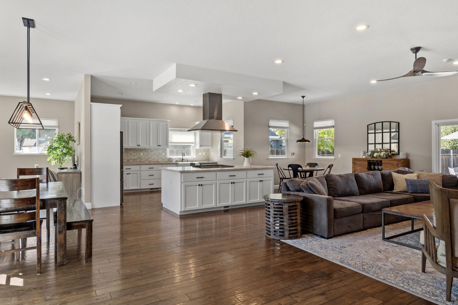 3224 Lakeshore Ct, Modesto, CA 95355