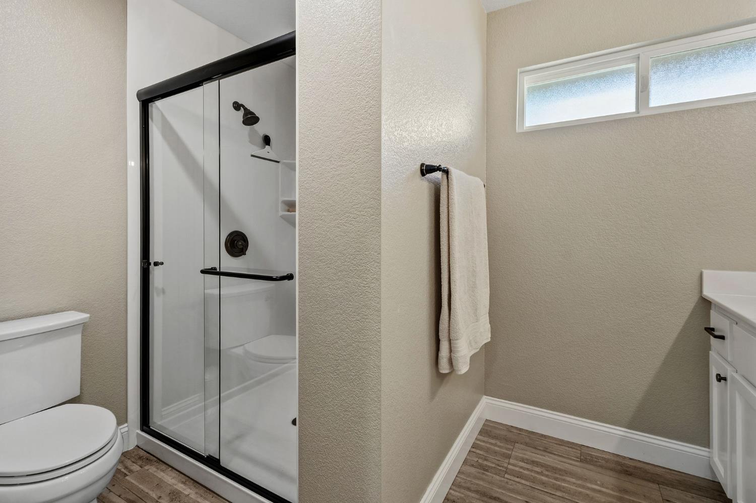 3224 Lakeshore Ct, Modesto, CA 95355