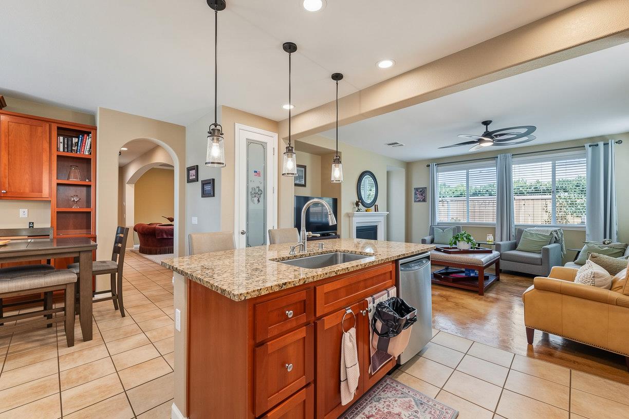561 Fresian Dr, Oakdale, CA 95361