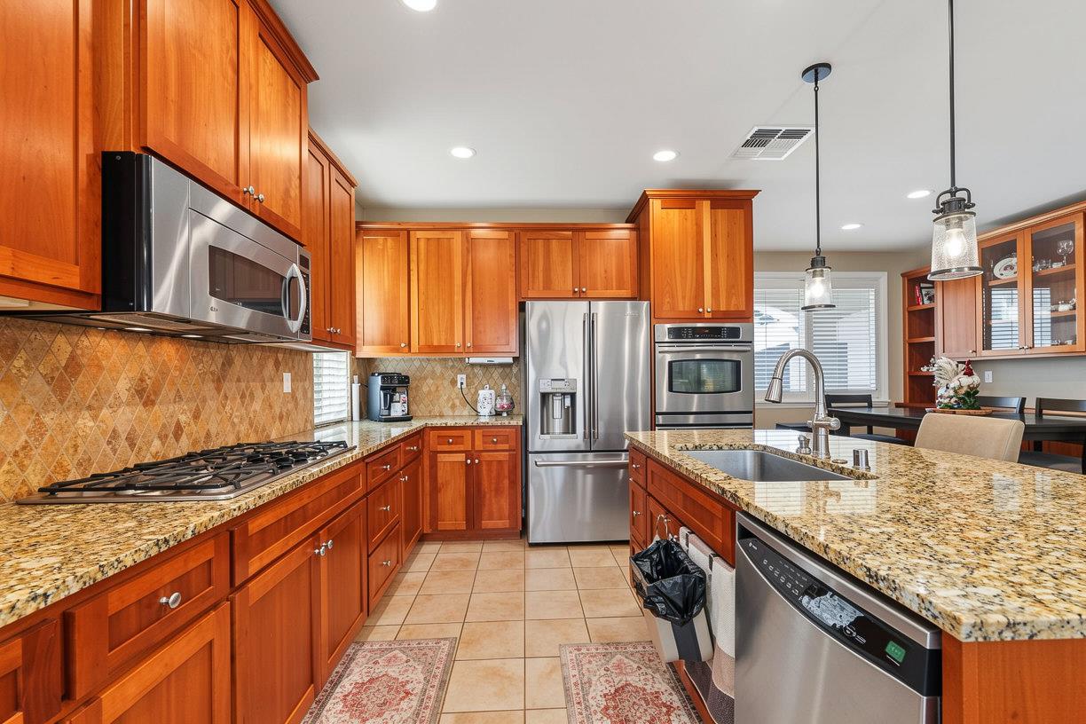 561 Fresian Dr, Oakdale, CA 95361