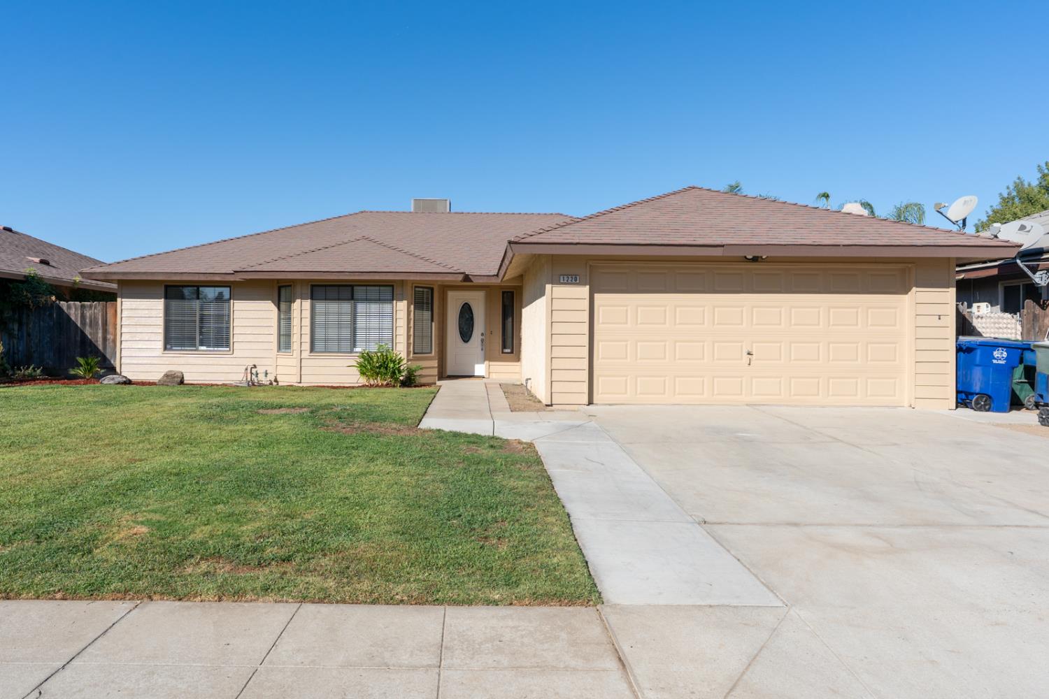 1220 Diamond Way, Madera, CA 93637