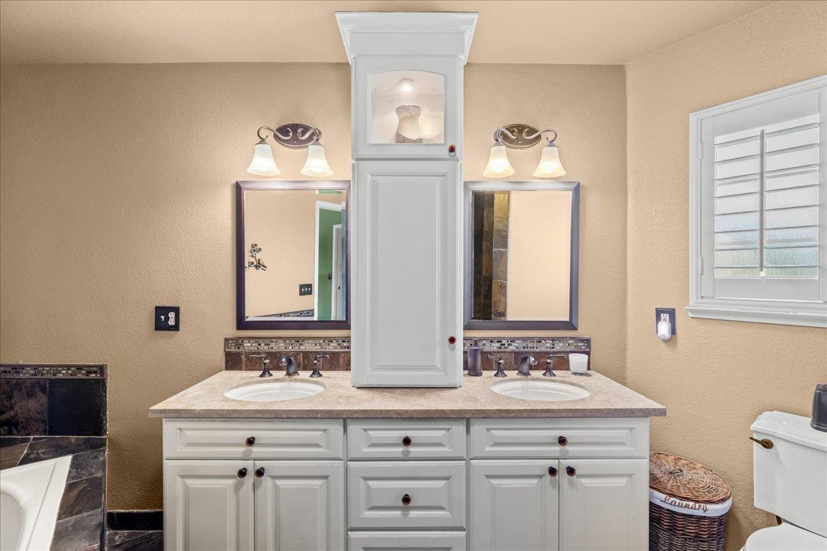 1084 Eastburg Ct, Ripon, CA 95366