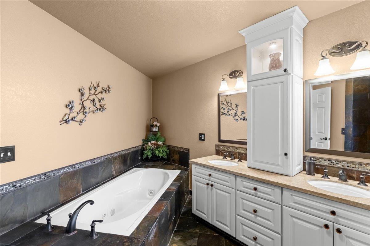 1084 Eastburg Ct, Ripon, CA 95366