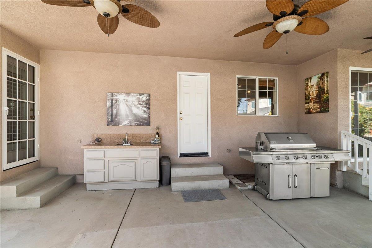 1084 Eastburg Ct, Ripon, CA 95366