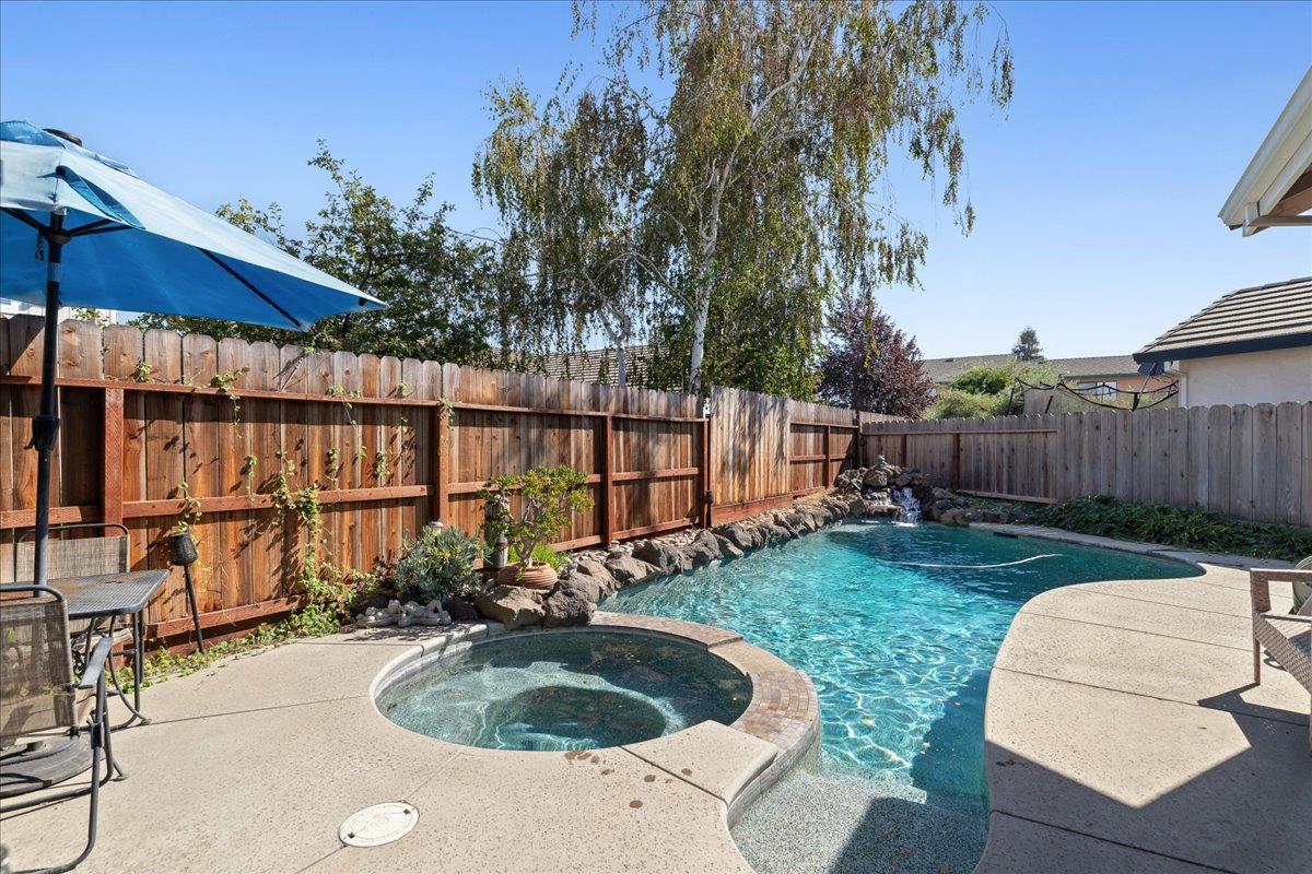 1084 Eastburg Ct, Ripon, CA 95366