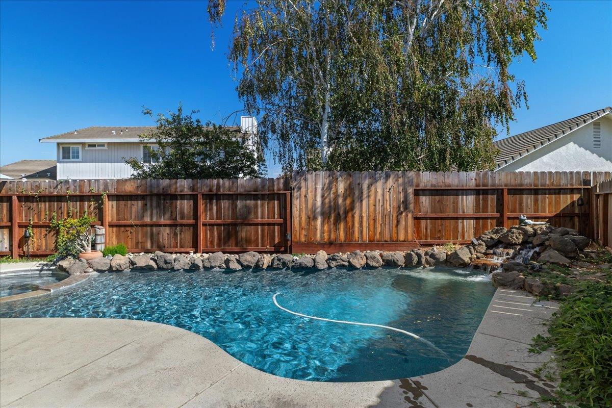1084 Eastburg Ct, Ripon, CA 95366