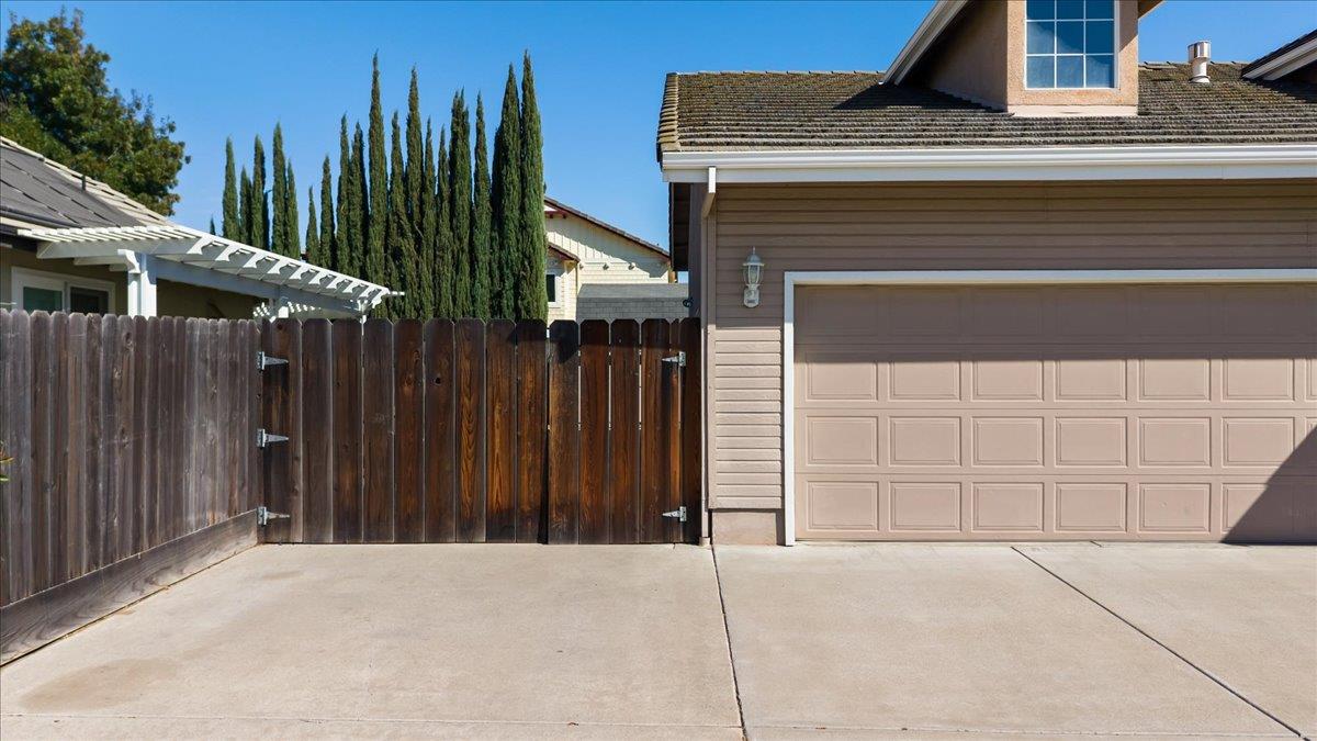 1084 Eastburg Ct, Ripon, CA 95366