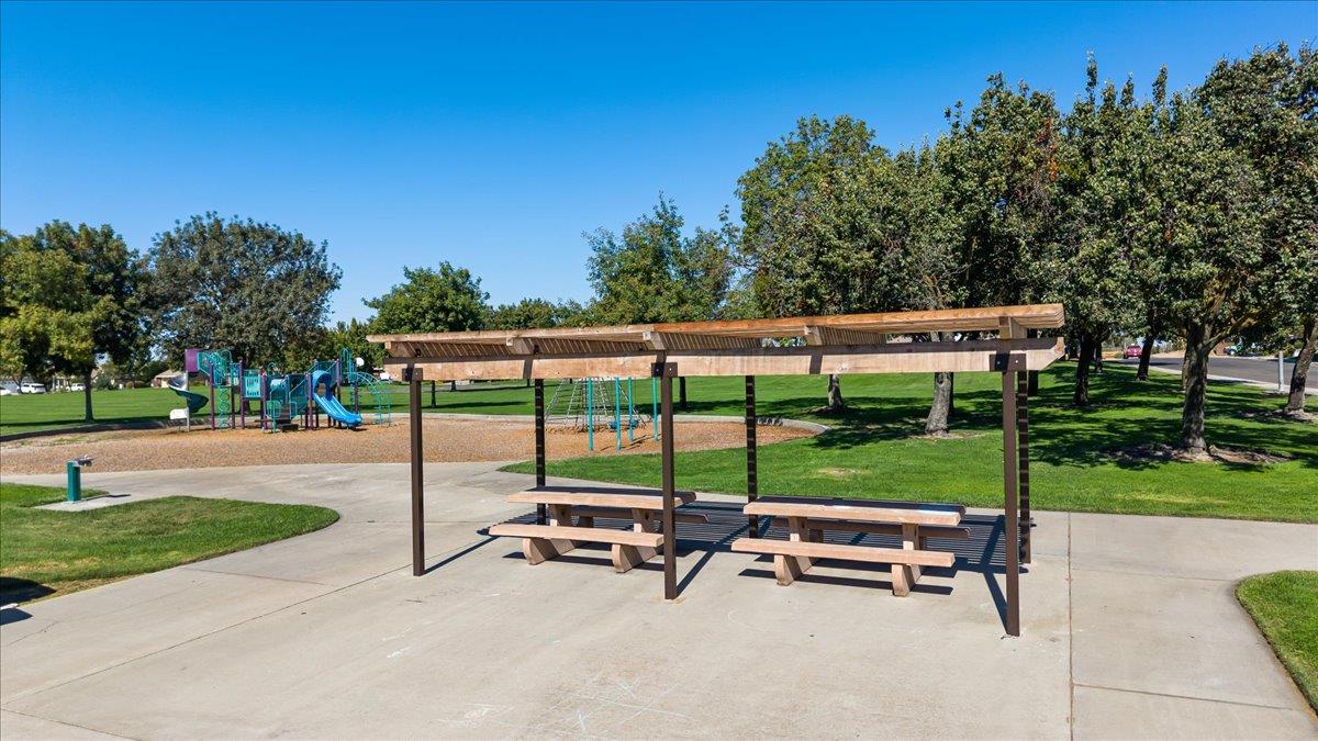 1084 Eastburg Ct, Ripon, CA 95366