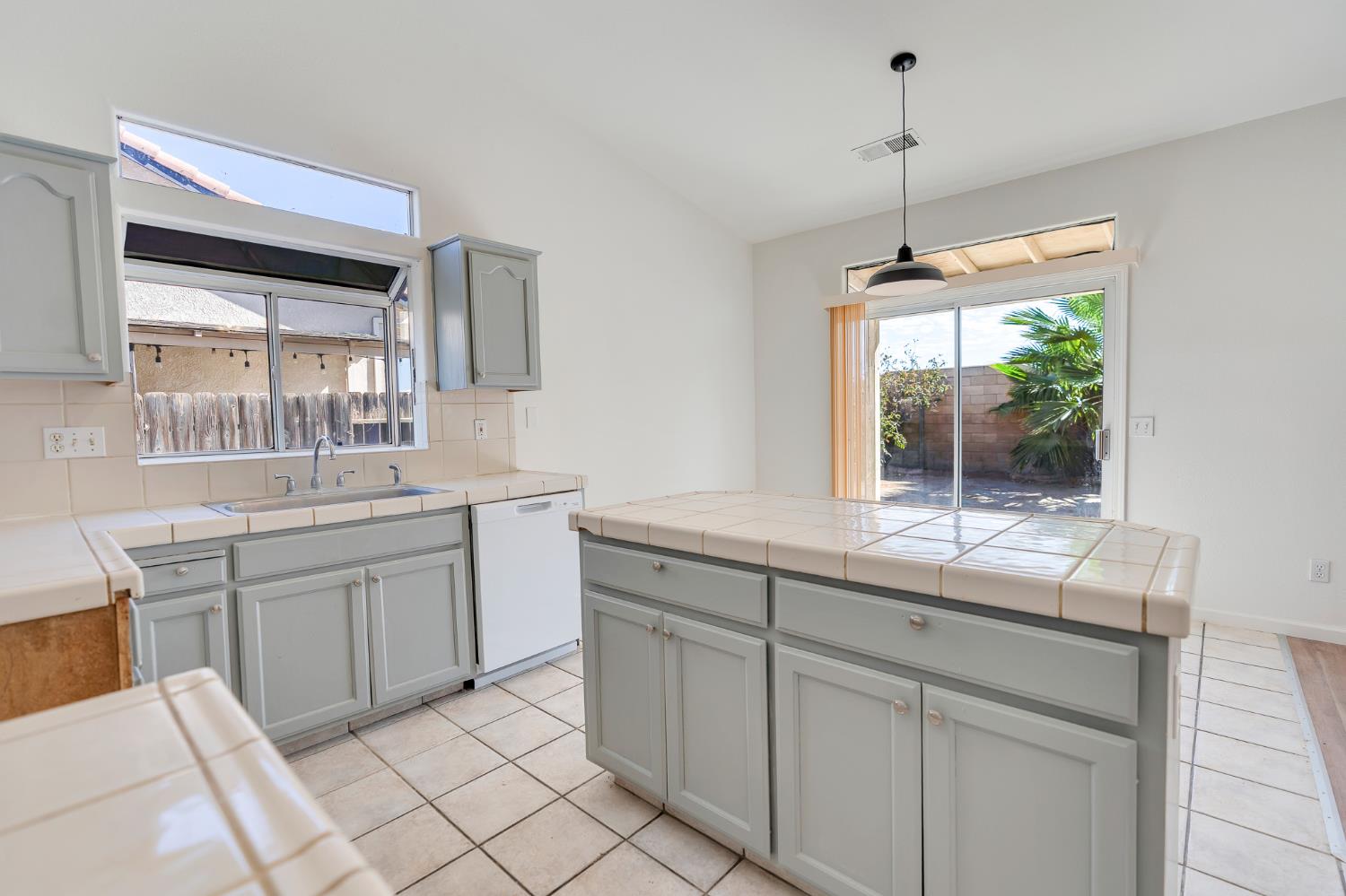 2545 Goldeneye Dr, Los Banos, CA 93635