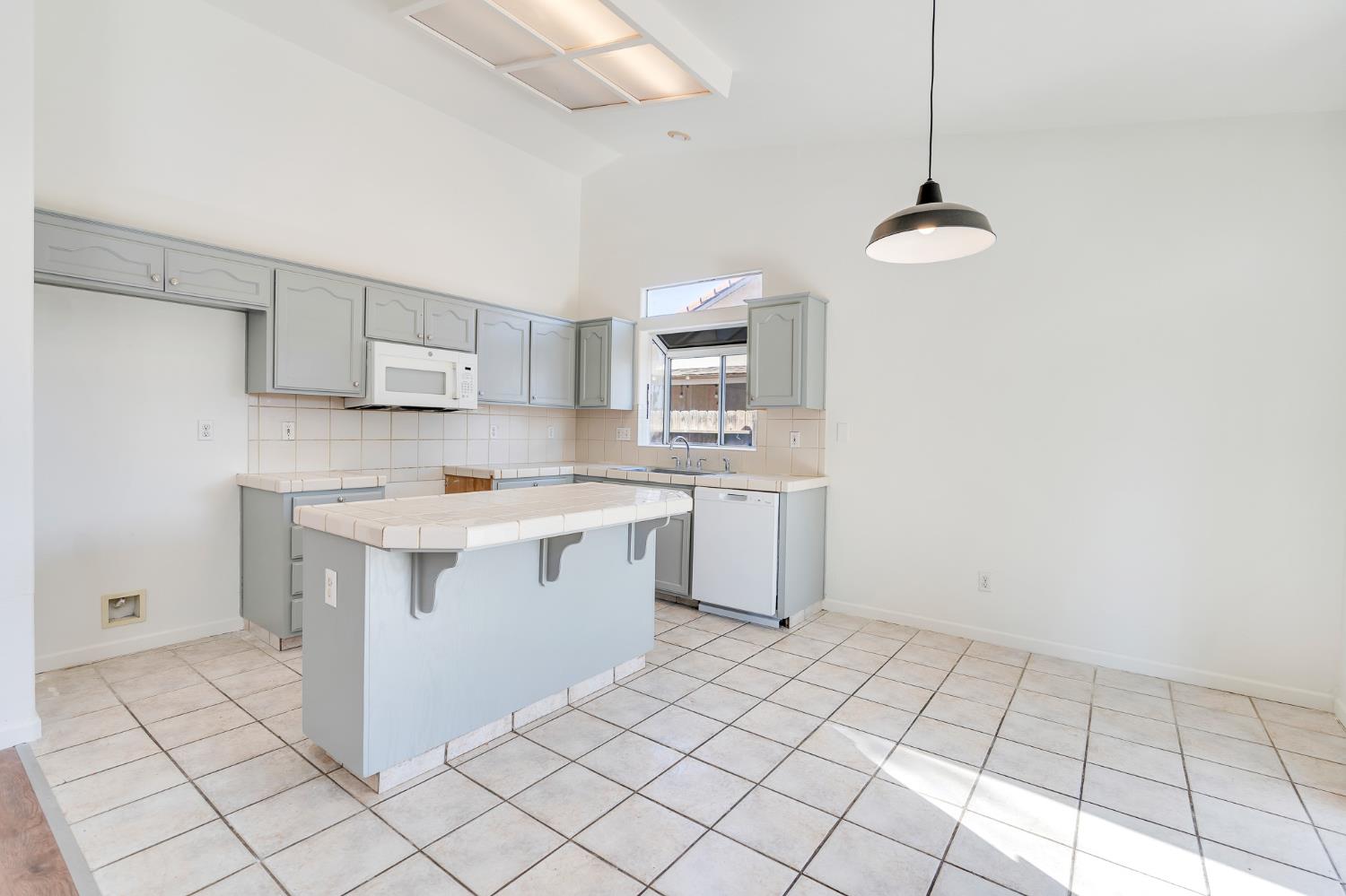 2545 Goldeneye Dr, Los Banos, CA 93635