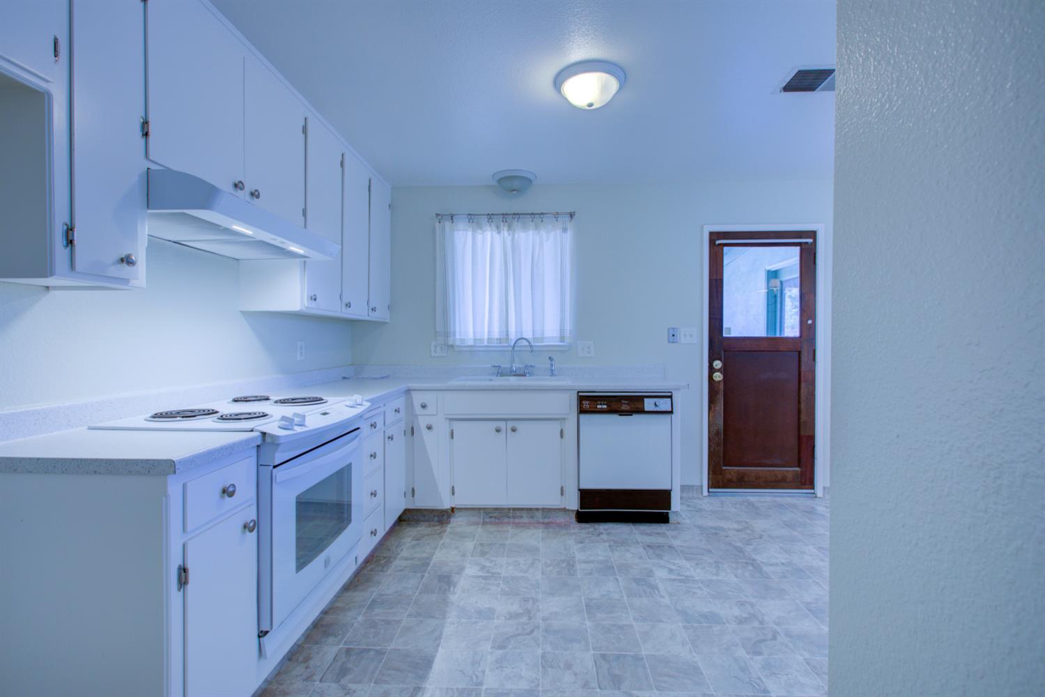 6425 8th St, Riverbank, CA 95367