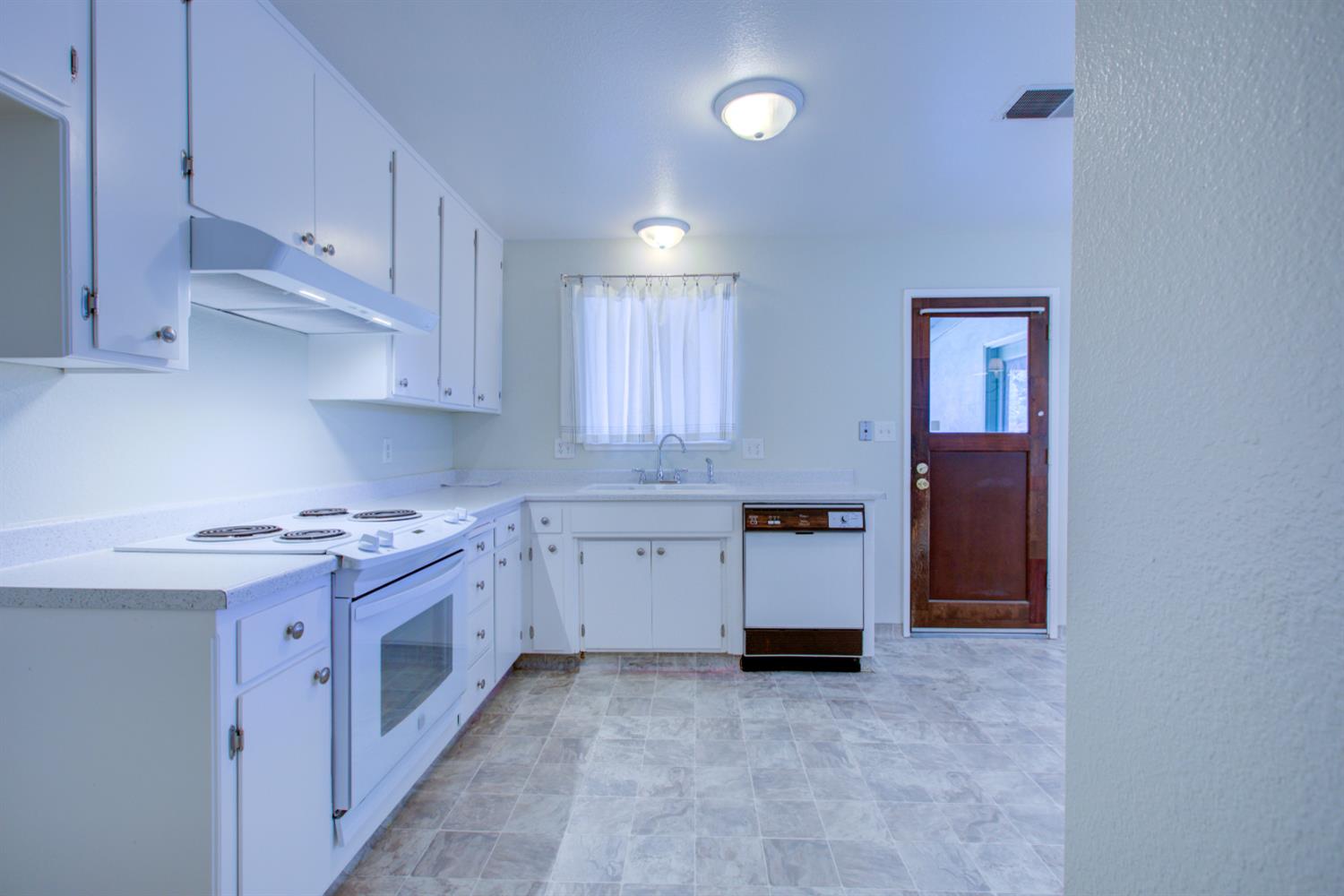 6425 8th St, Riverbank, CA 95367
