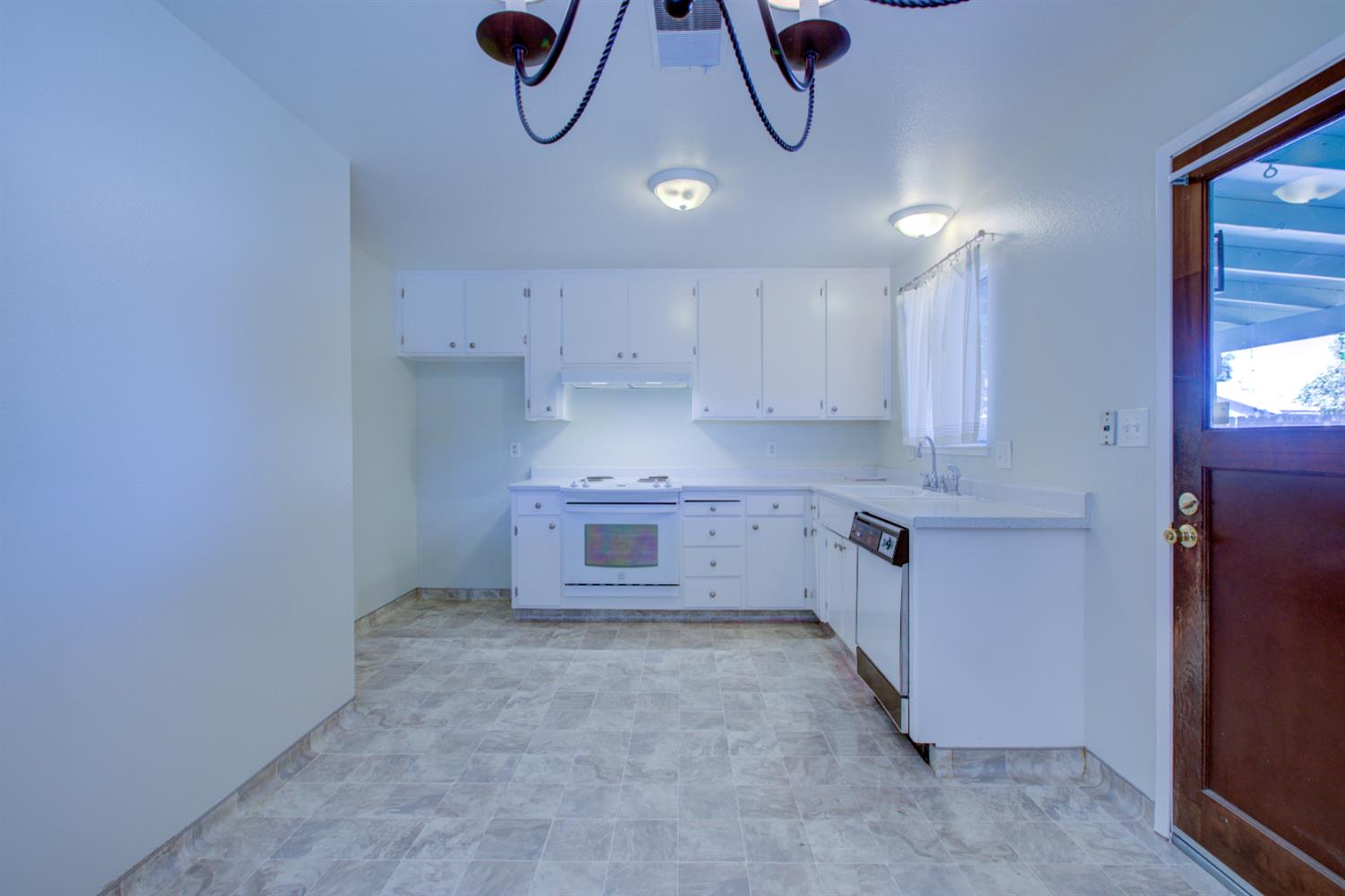 6425 8th St, Riverbank, CA 95367
