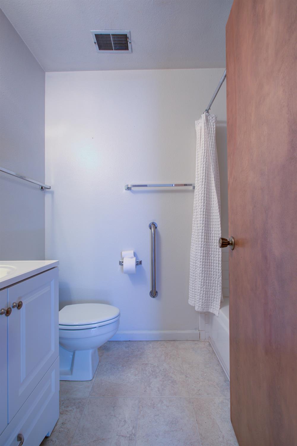 6425 8th St, Riverbank, CA 95367