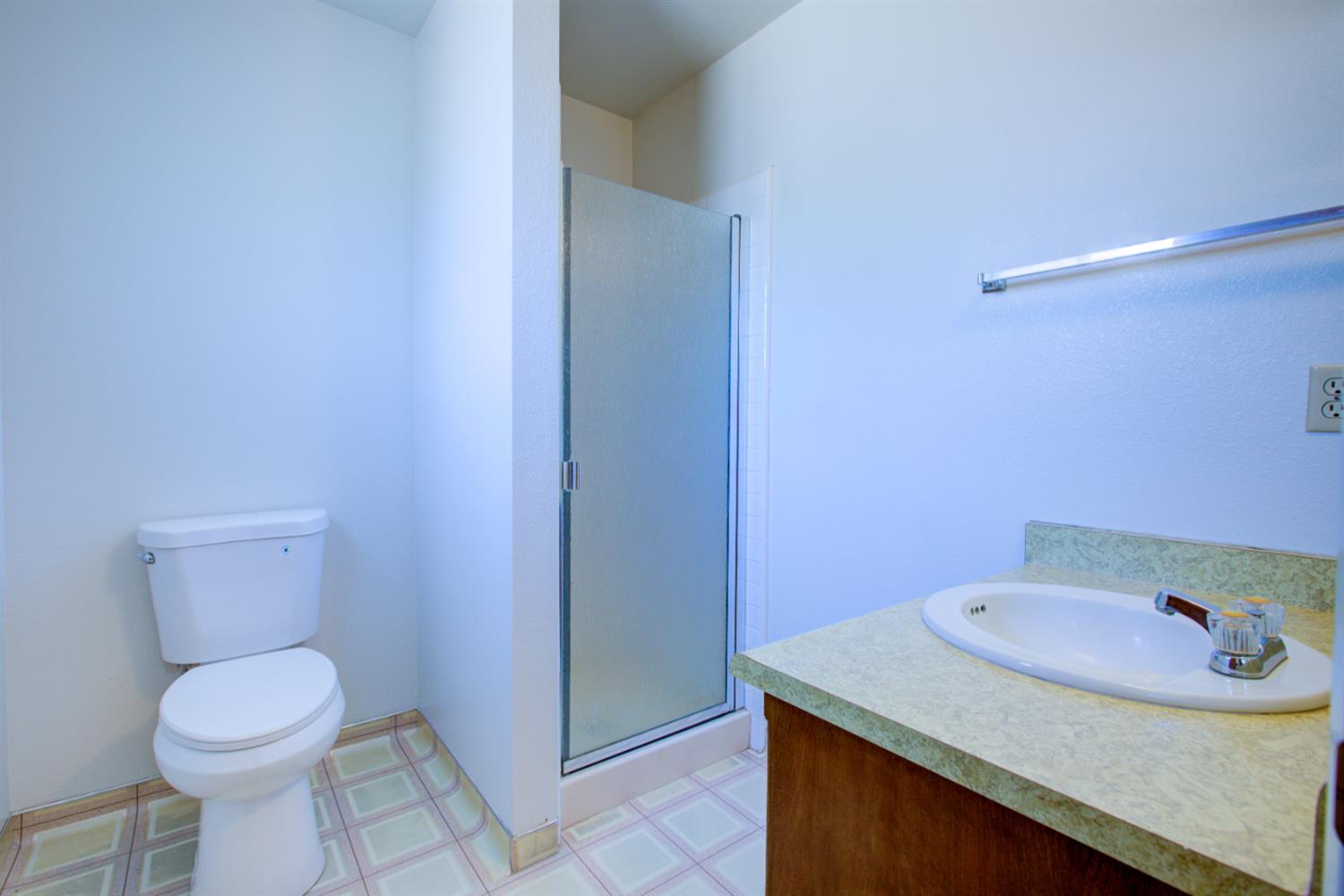 6425 8th St, Riverbank, CA 95367