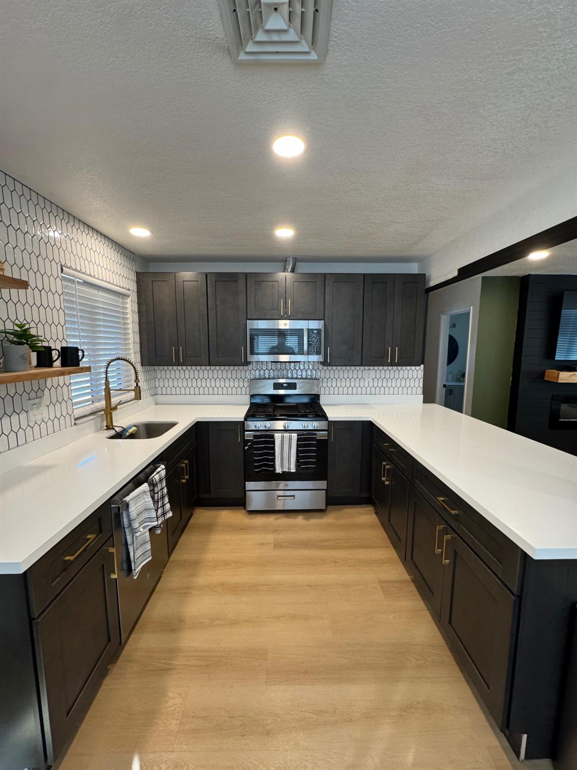 2542 Bradford Way, Riverbank, CA 95367