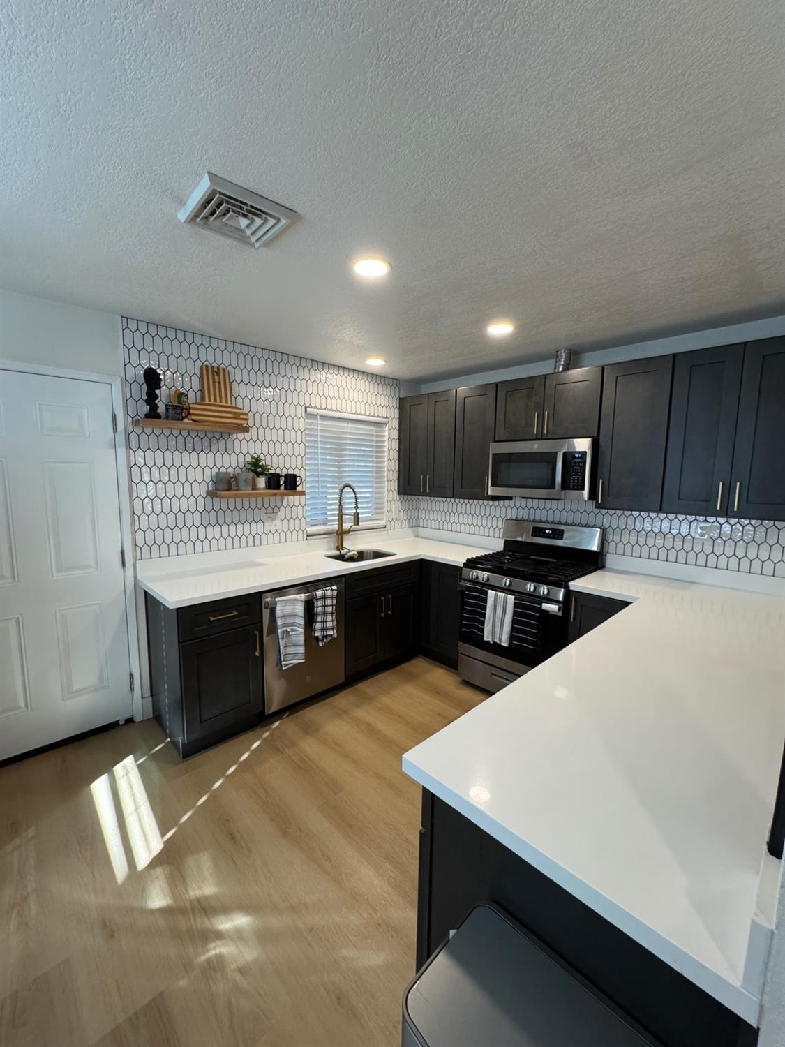 2542 Bradford Way, Riverbank, CA 95367