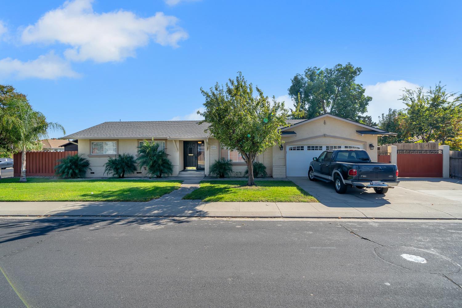 594 Parkwood Dr, Manteca, CA 95336