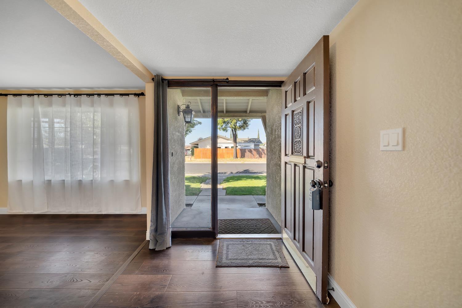 594 Parkwood Dr, Manteca, CA 95336