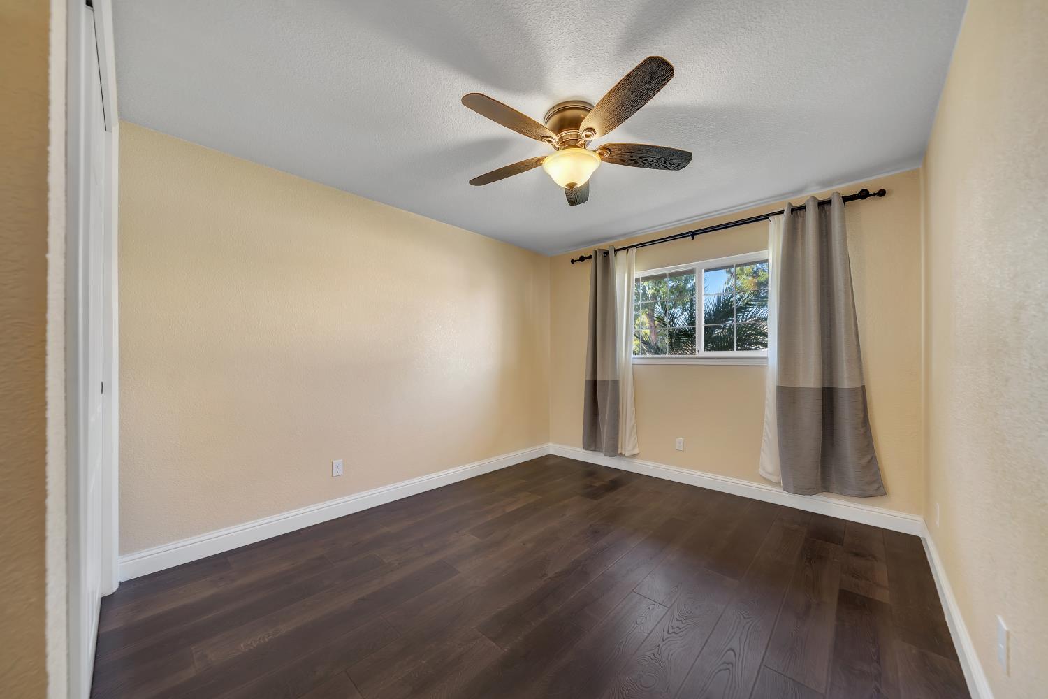 594 Parkwood Dr, Manteca, CA 95336