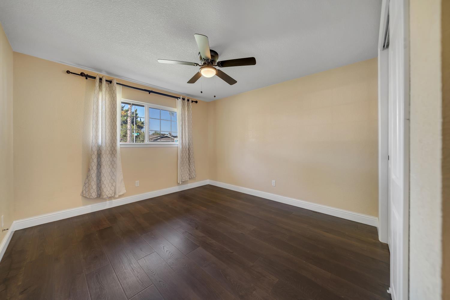 594 Parkwood Dr, Manteca, CA 95336