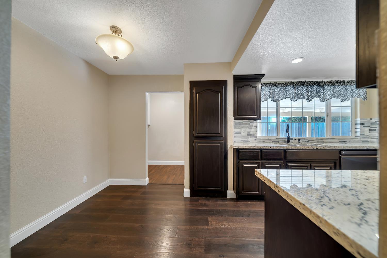594 Parkwood Dr, Manteca, CA 95336