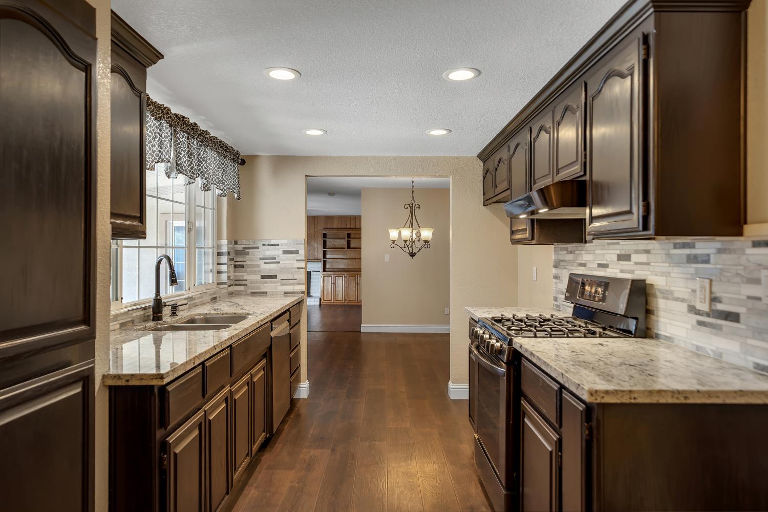594 Parkwood Dr, Manteca, CA 95336