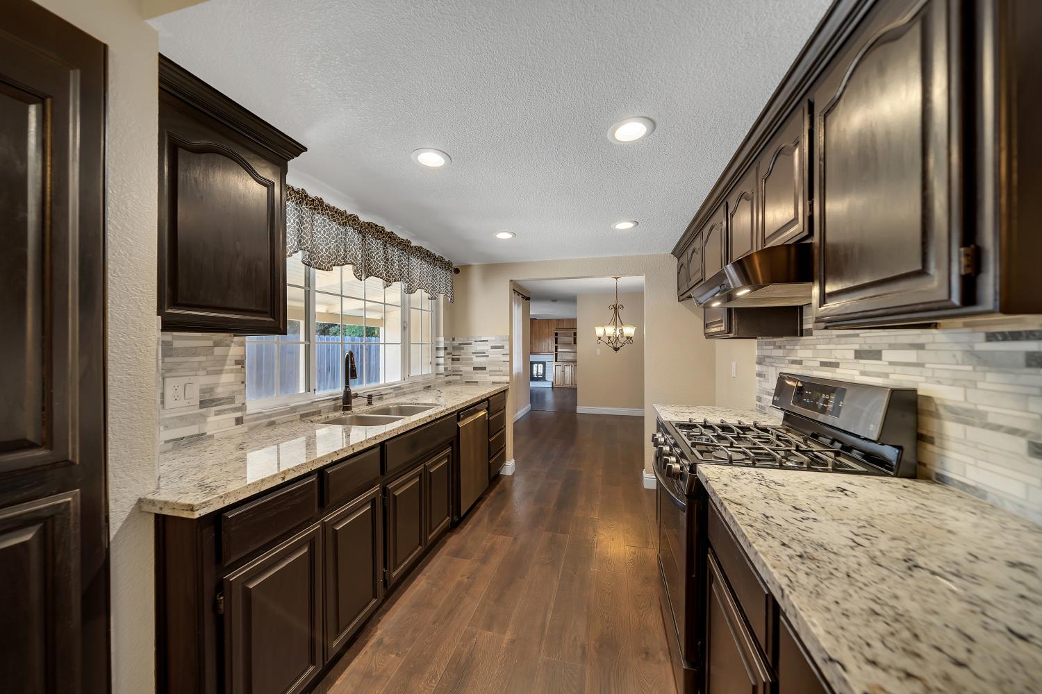 594 Parkwood Dr, Manteca, CA 95336