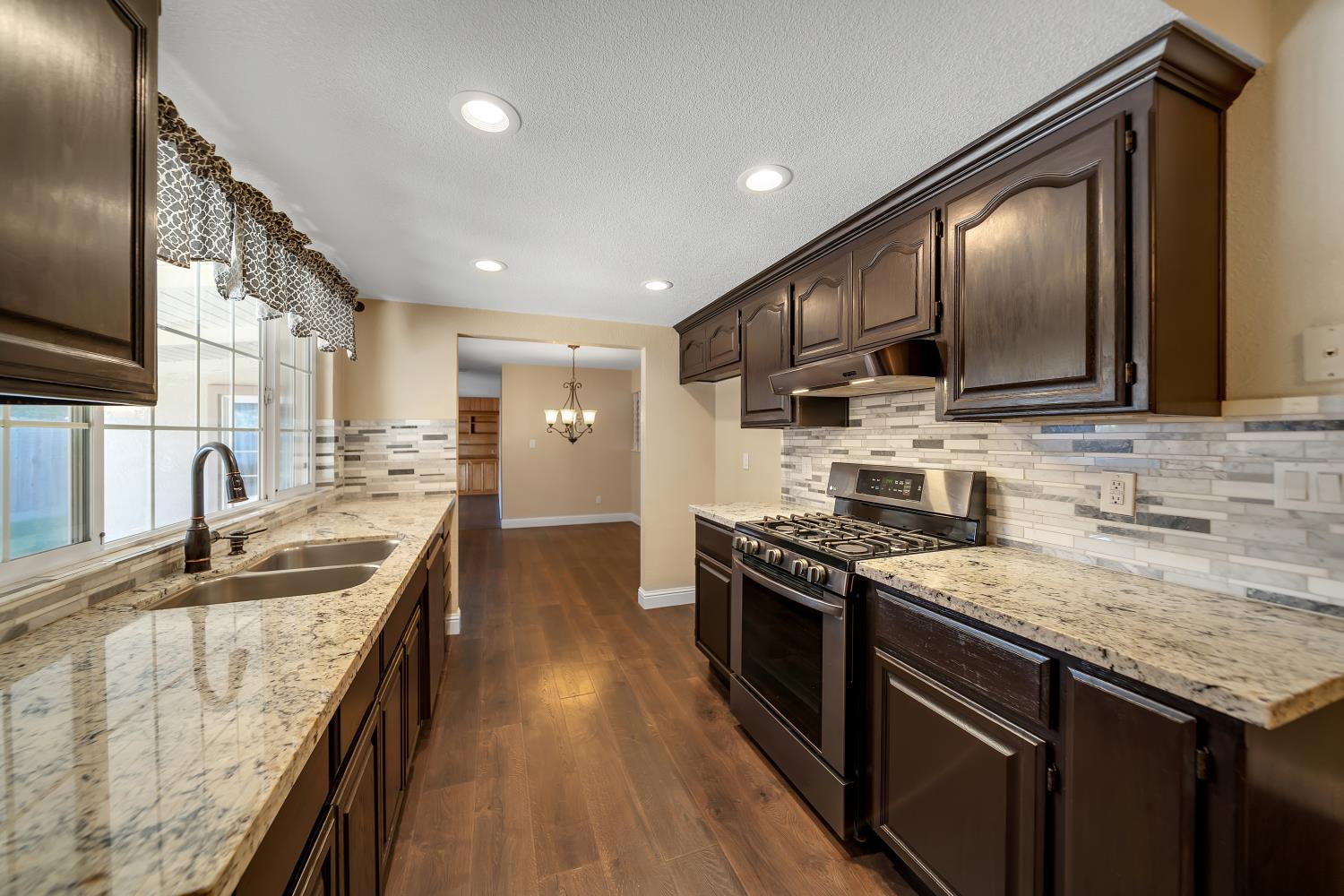 594 Parkwood Dr, Manteca, CA 95336
