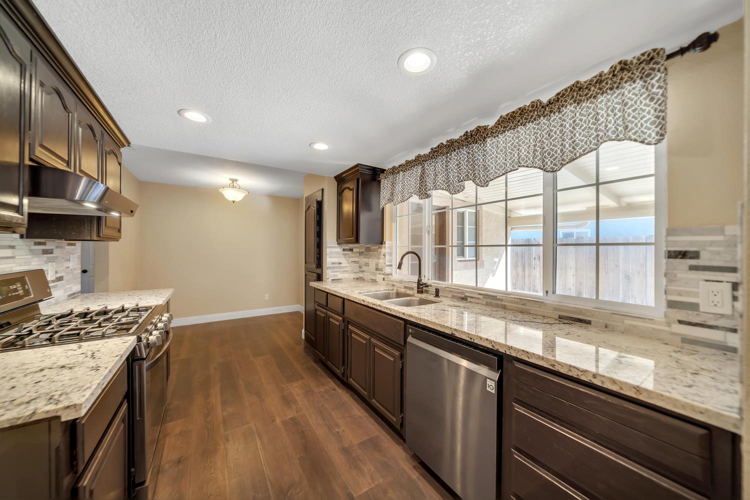594 Parkwood Dr, Manteca, CA 95336