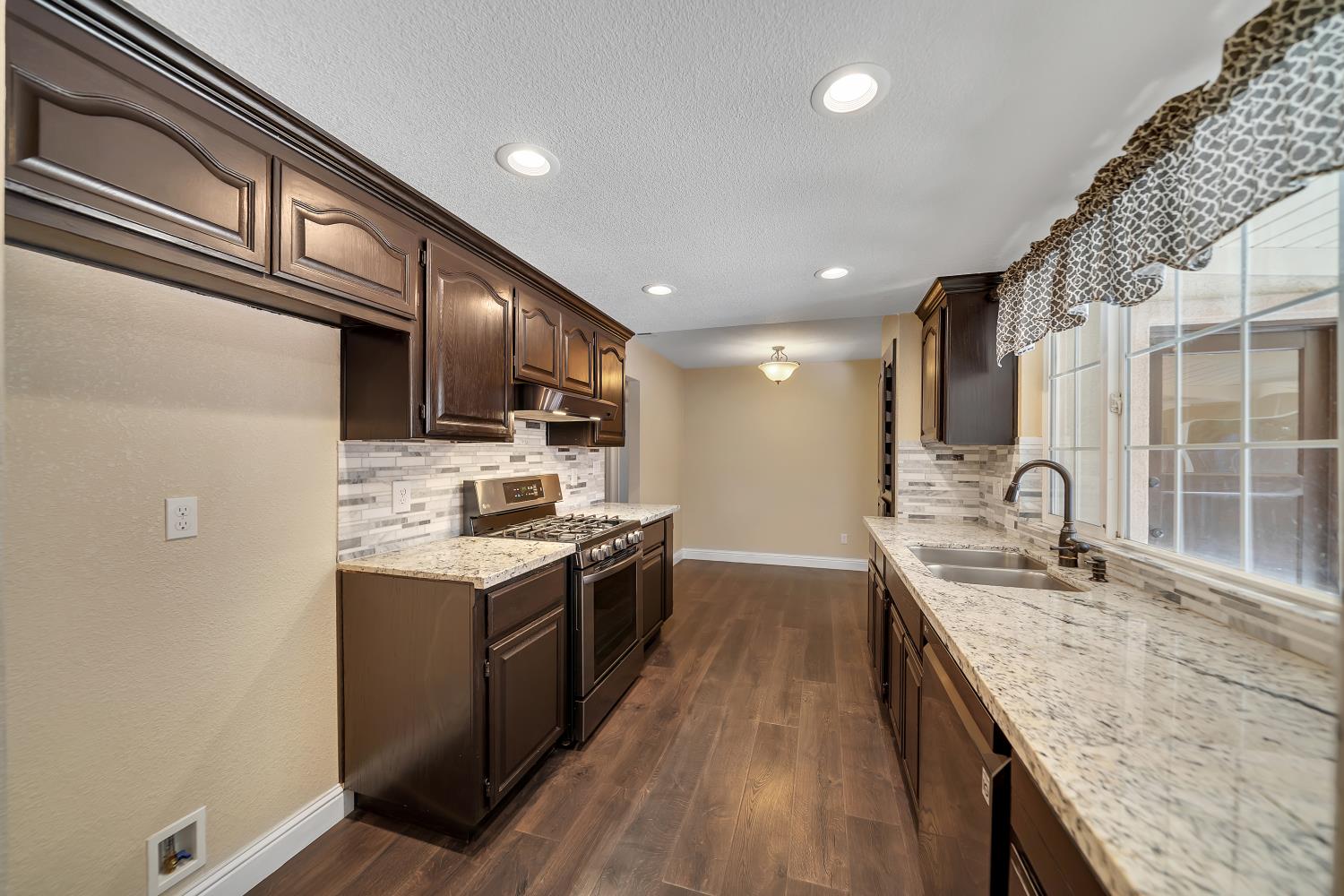 594 Parkwood Dr, Manteca, CA 95336