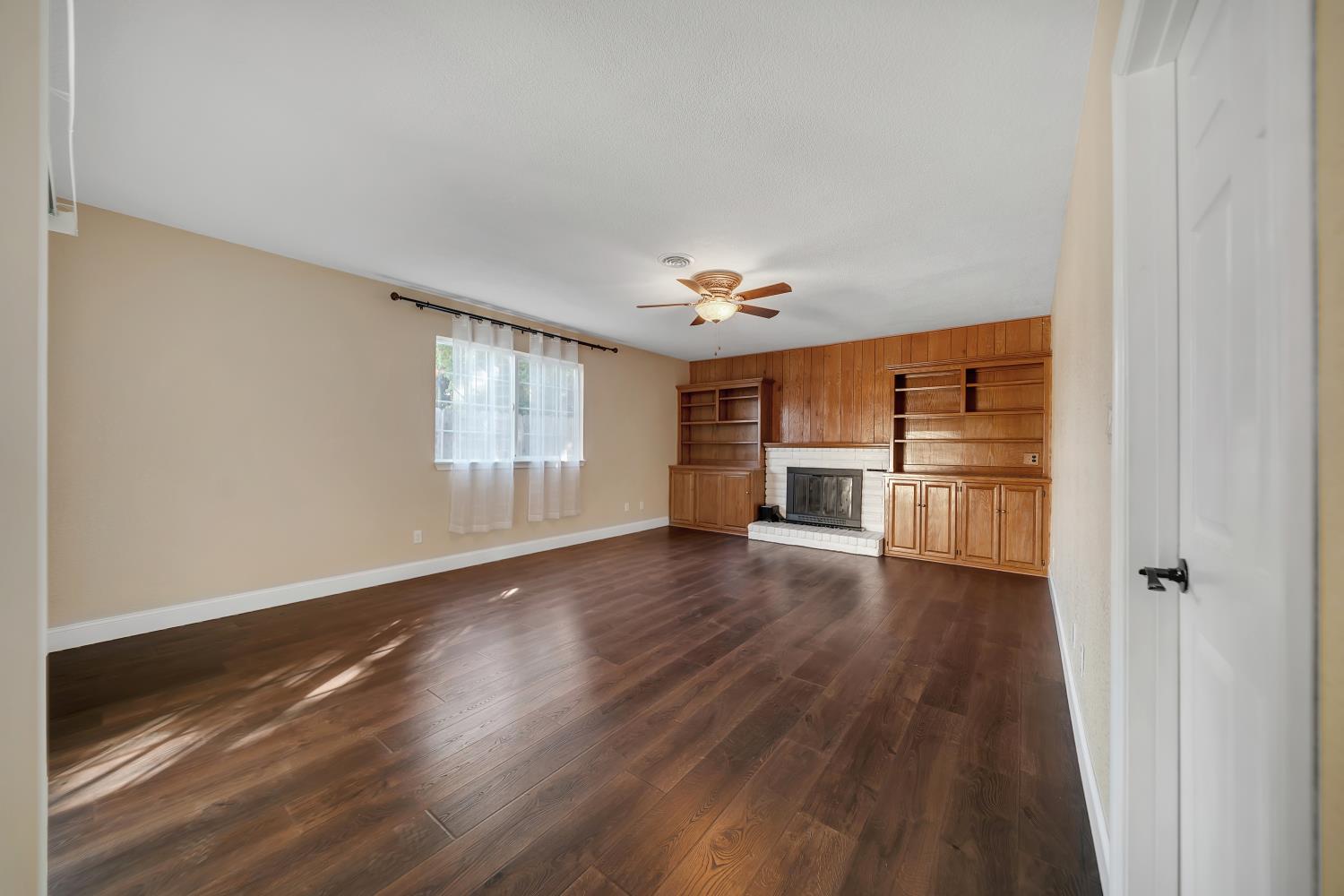594 Parkwood Dr, Manteca, CA 95336