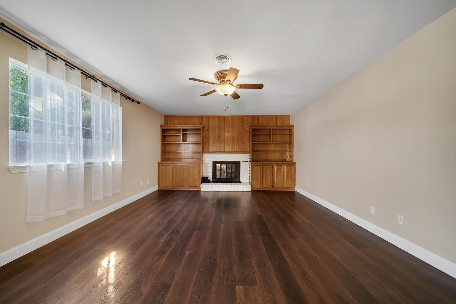 594 Parkwood Dr, Manteca, CA 95336