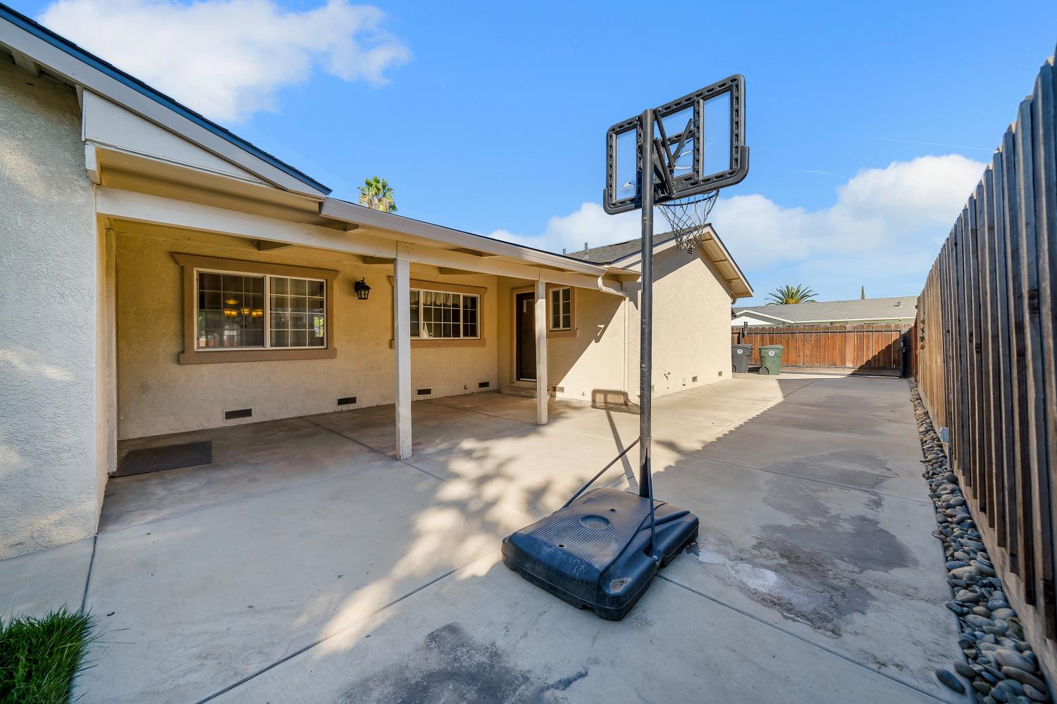594 Parkwood Dr, Manteca, CA 95336