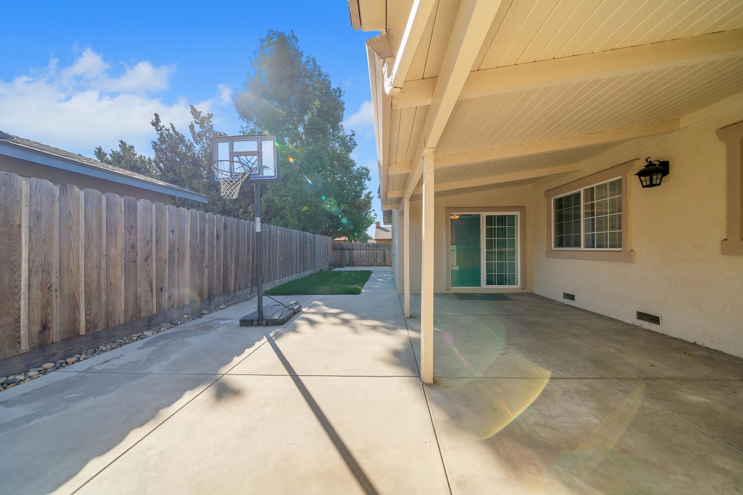 594 Parkwood Dr, Manteca, CA 95336